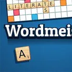 Plăci de lemn cu litere așezate pe un fundal albastru, alături de un design de tablă de joc și cuvântul Wordmeister