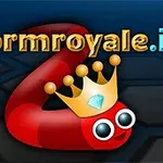 Un vierme roșu animat poartă o coroană cu un diamant și are ochi mari pe un fundal albastru închis, cu textul wormroyale