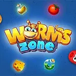 Cuvântul „Worms Zone” însoțit de viermi colorați și diverse obiecte precum brânză, poțiuni și un măr, pe un fundal albastru