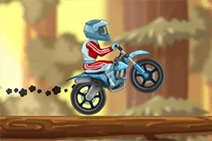 Motociclist cu cască conduce o motocicletă albastră pe o platformă din lemn, într-un decor de pădure