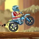 Motociclist cu cască conduce o motocicletă albastră pe o platformă din lemn, într-un decor de pădure