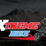 Textul Xtreme Bike în culori alb, roșu și albastru și o ilustrație cu un motociclist executând un salt, având munți estompați pe fundal