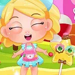 Fetiță blondă zâmbitoare cu fundiță albastră, ținând acadele colorate într-un peisaj vibrant și dulce