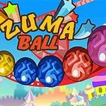 Bile colorate pe o pistă curbată cu un fundal de parc de distracții și cer senin